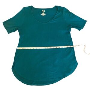 Teal Maurice’s short sleeve tshirt size large. Longer in the middle -B17